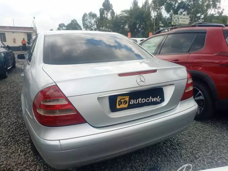 Mercedes-Benz E200