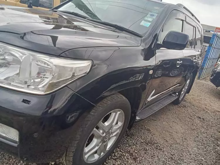 Toyota Land Cruiser V8