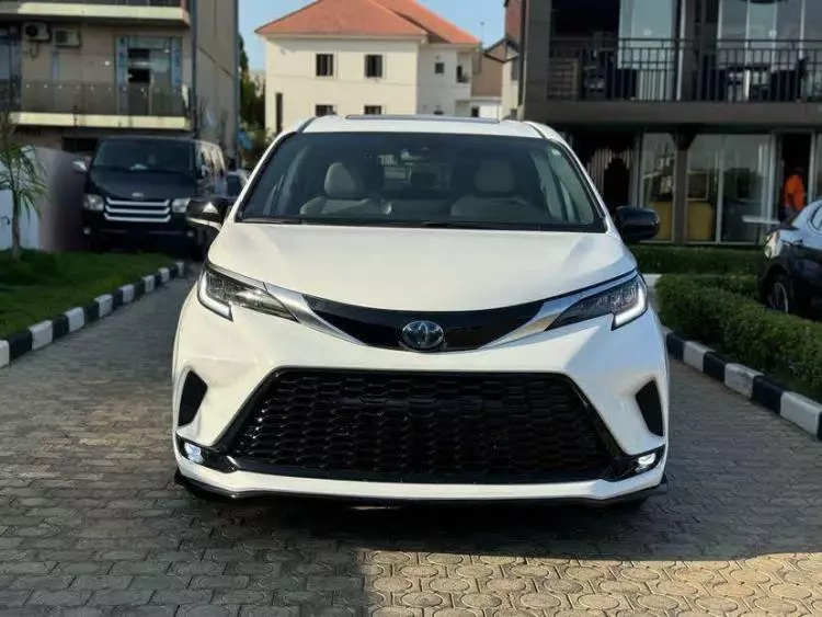 Toyota Sienta Hybrid 