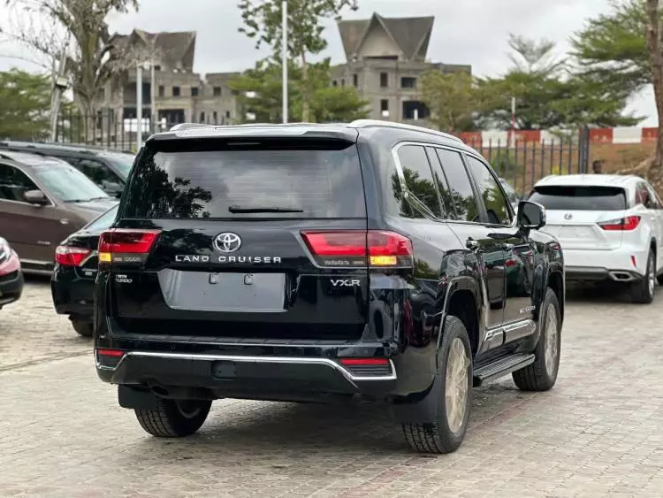 Toyota  Land Cruiser VXR V8