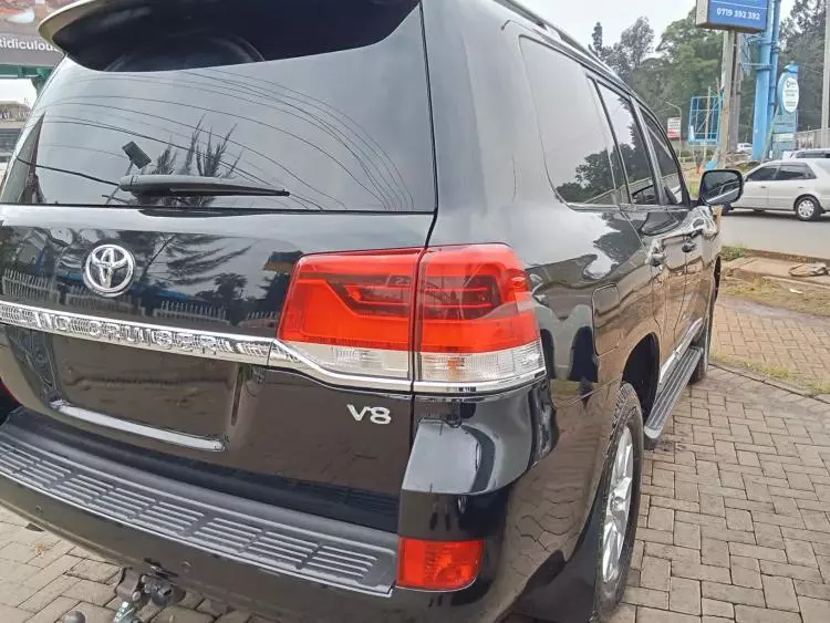 Toyota Land Cruiser V8