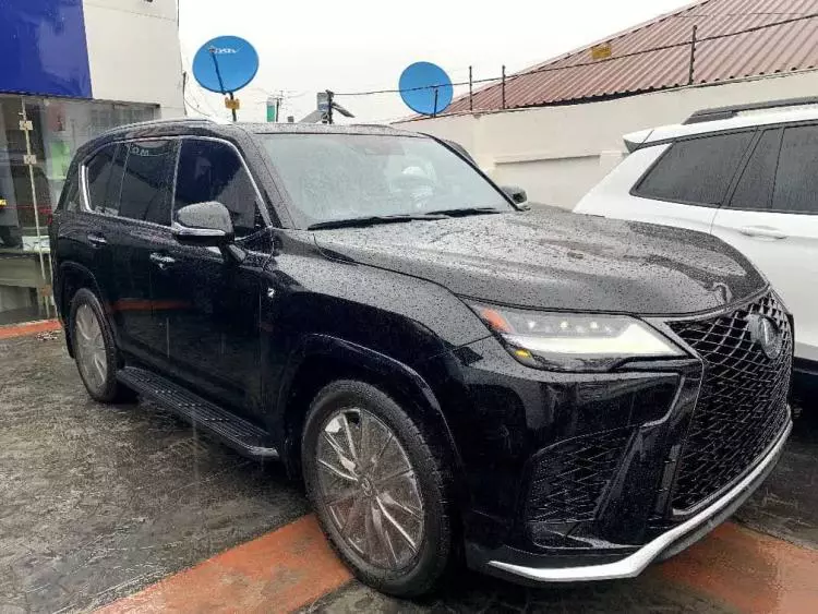 Lexus LX 600