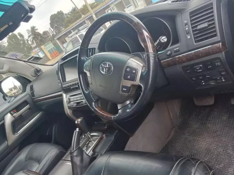 Toyota Land Cruiser V8