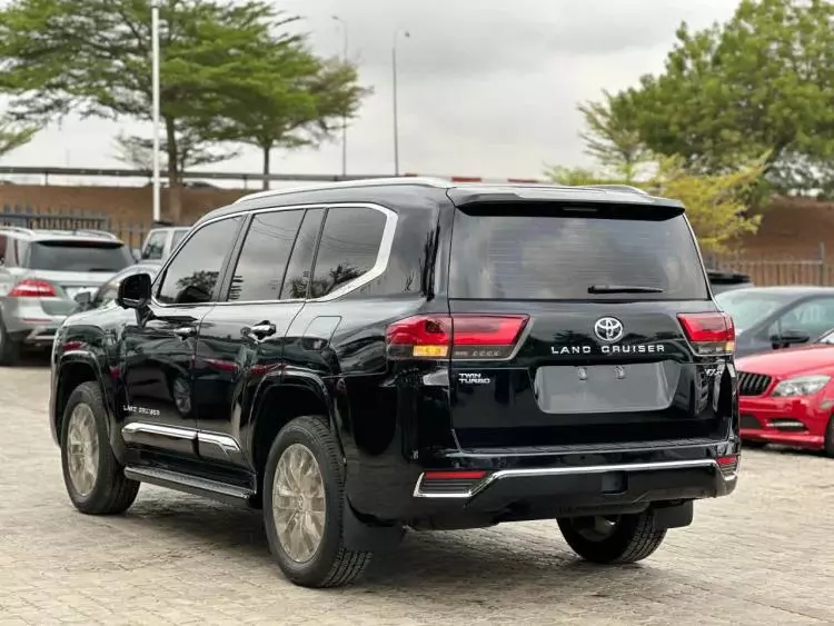 Toyota  Land Cruiser VXR V8