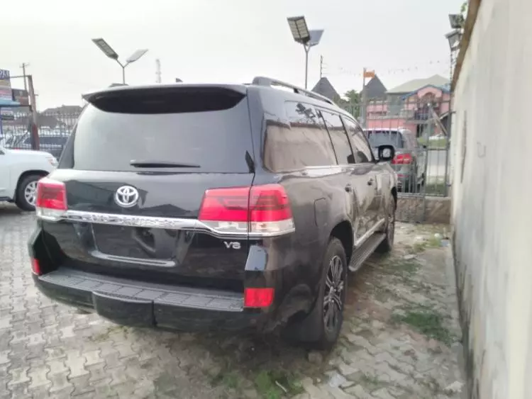 Toyota Land Cruiser V8