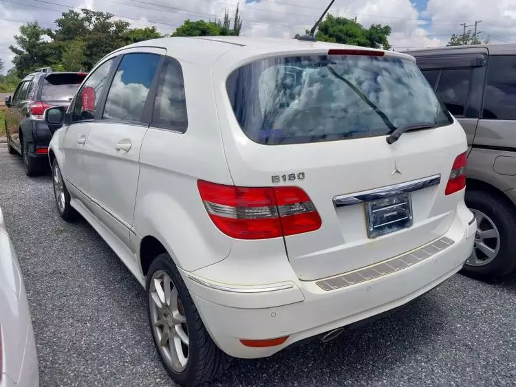Mercedes-Benz B 180