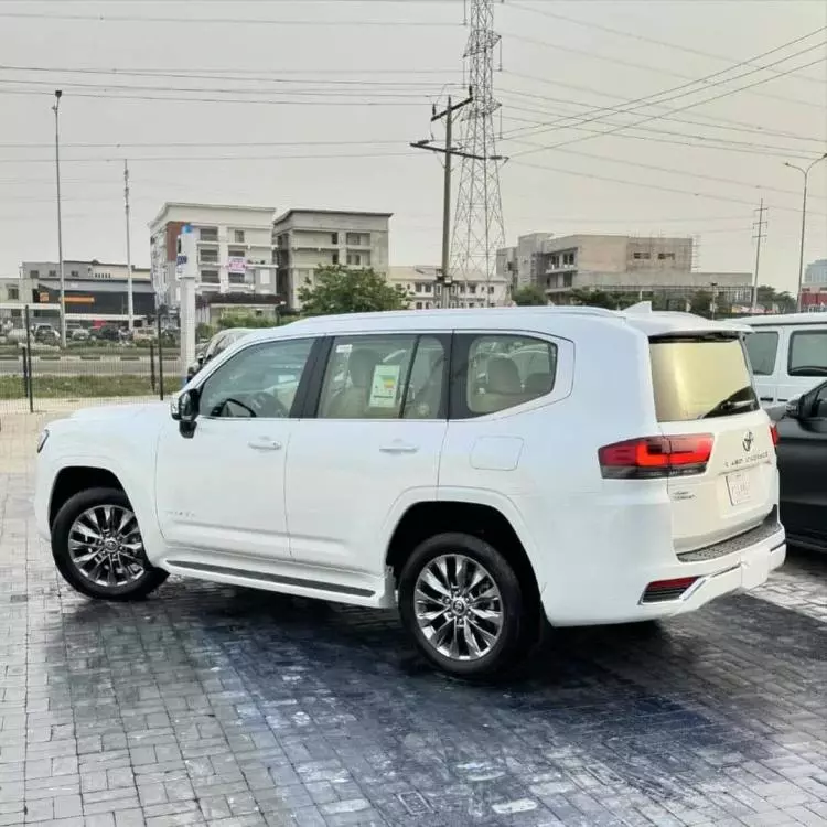 Toyota  Land Cruiser VXR V8