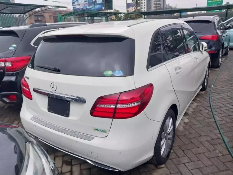 Mercedes-Benz B 180