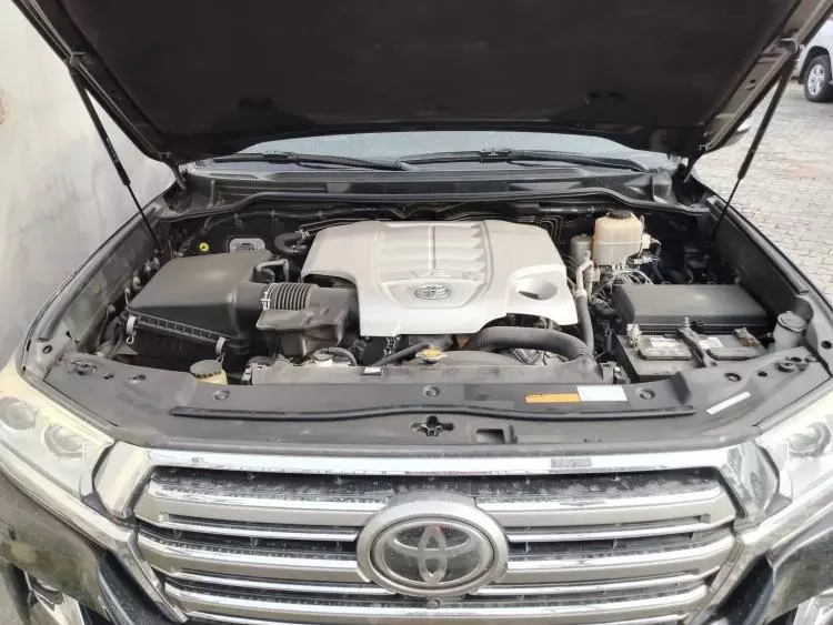 Toyota Land Cruiser V8