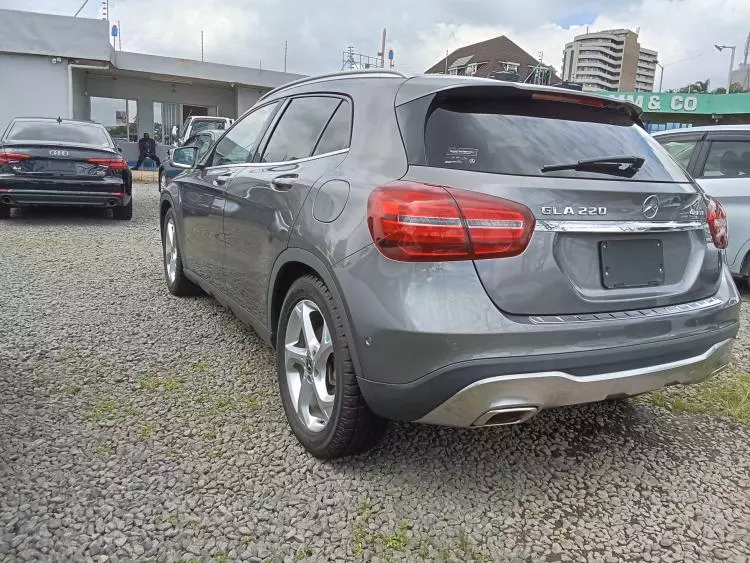 Mercedes-Benz GLA 220