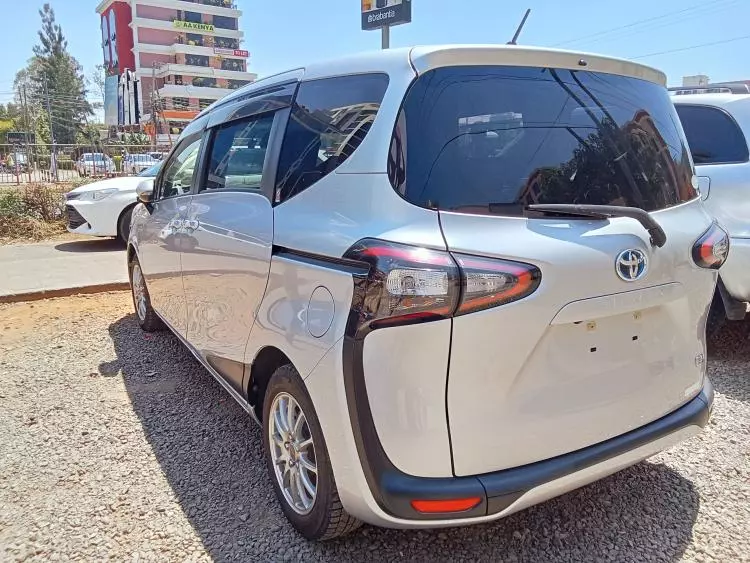 Toyota Sienta Hybrid 