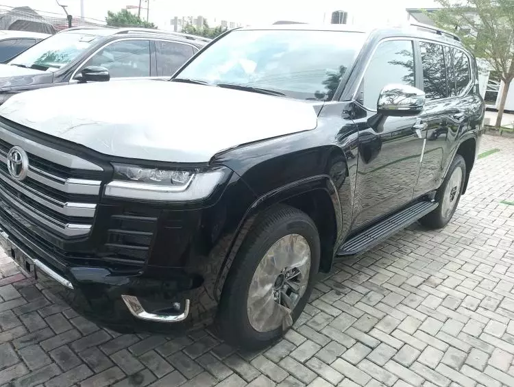 Toyota  Land Cruiser VXR V8