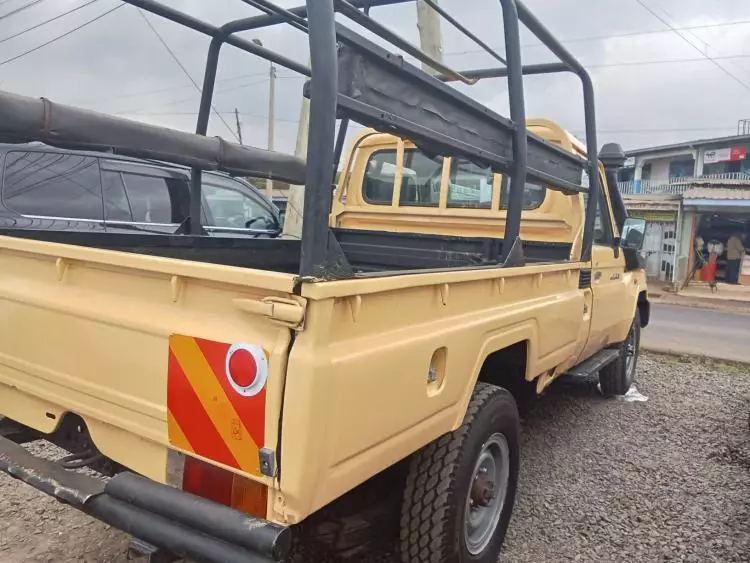 Toyota Land Cruiser 79 Single Cabin