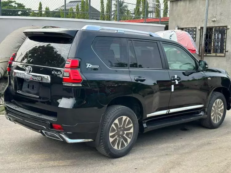 Toyota  Land Cruiser VXR V8