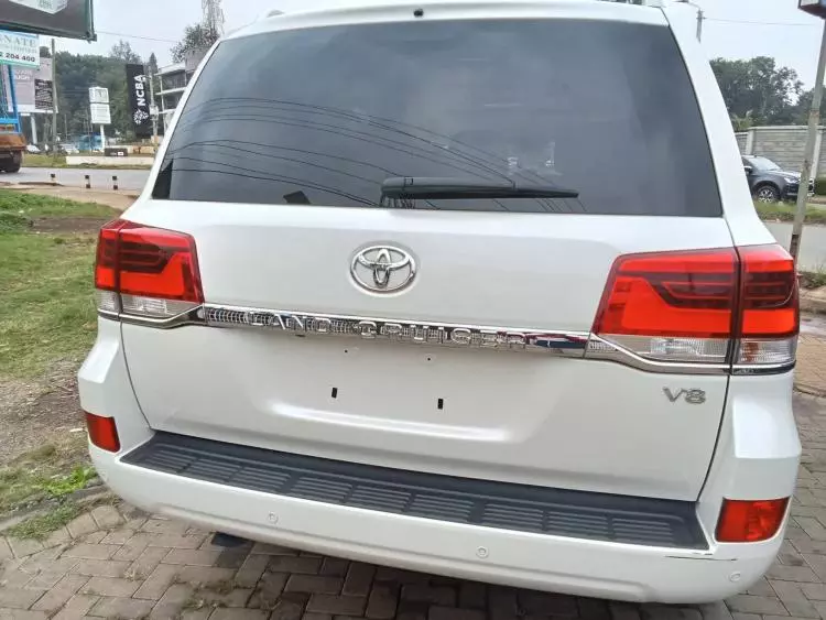 Toyota Land Cruiser V8