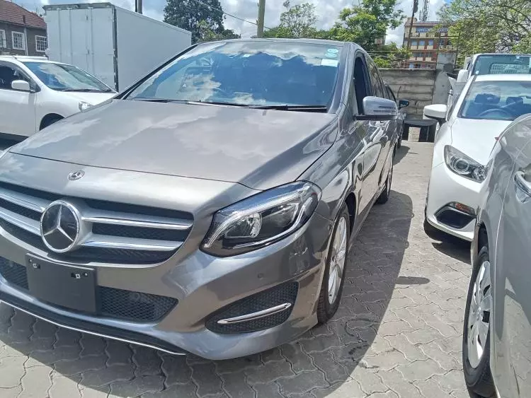 Mercedes-Benz B 180