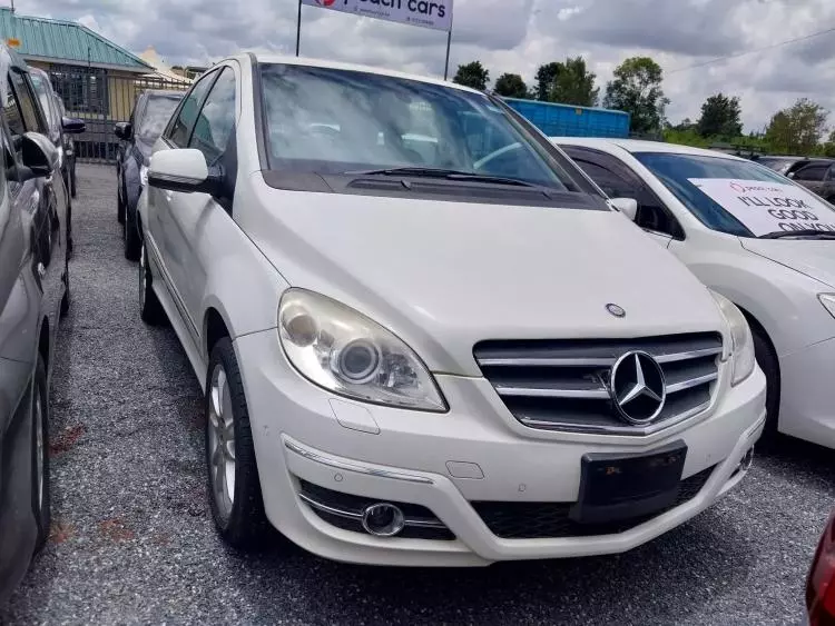 Mercedes-Benz B 180