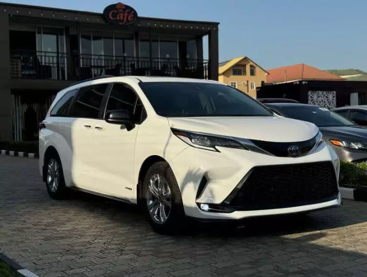 Toyota Sienta Hybrid