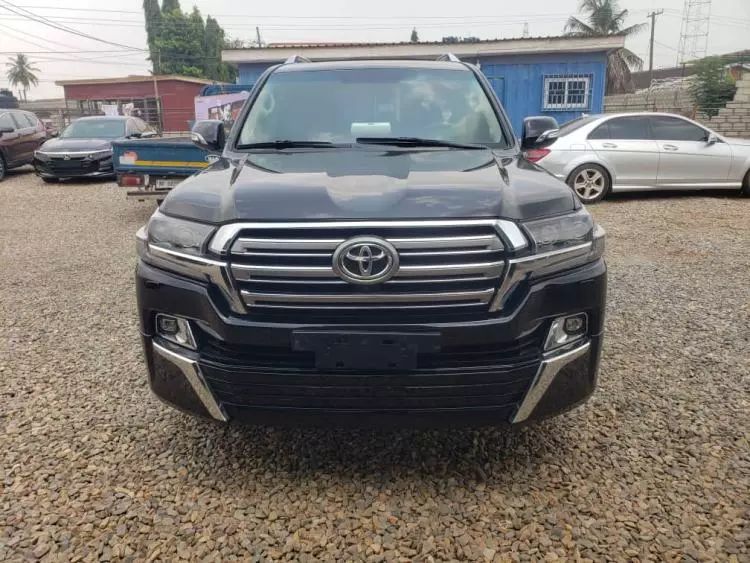 Toyota  Land Cruiser VXR V8