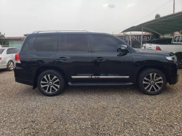 Toyota  Land Cruiser VXR V8