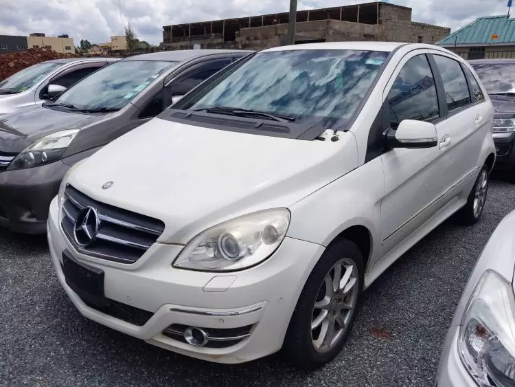 Mercedes-Benz B 180