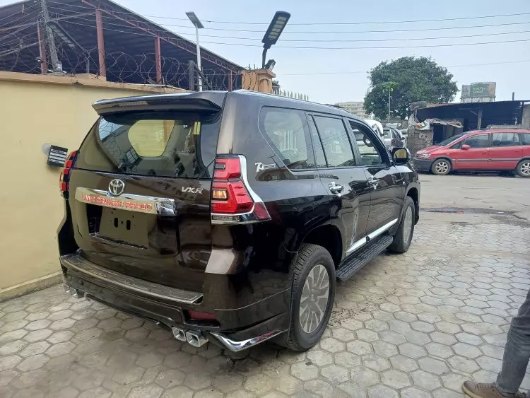 Toyota  Land Cruiser VXR V8