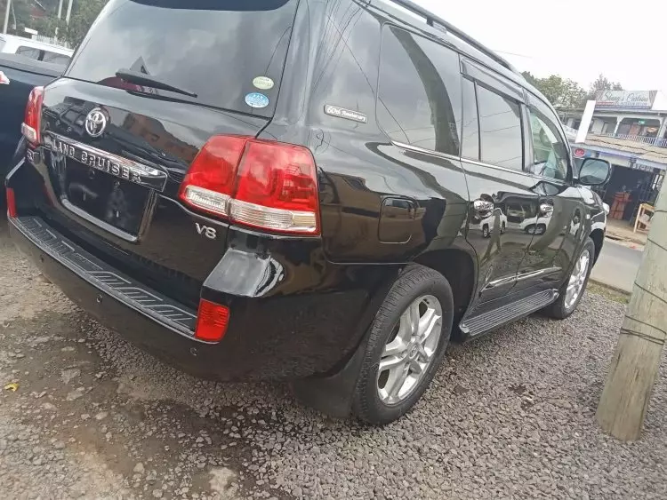 Toyota Land Cruiser V8