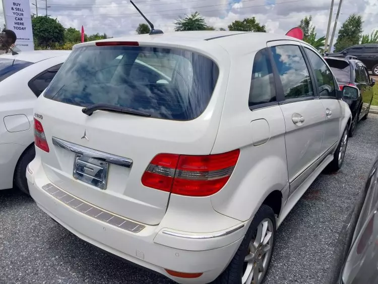 Mercedes-Benz B 180