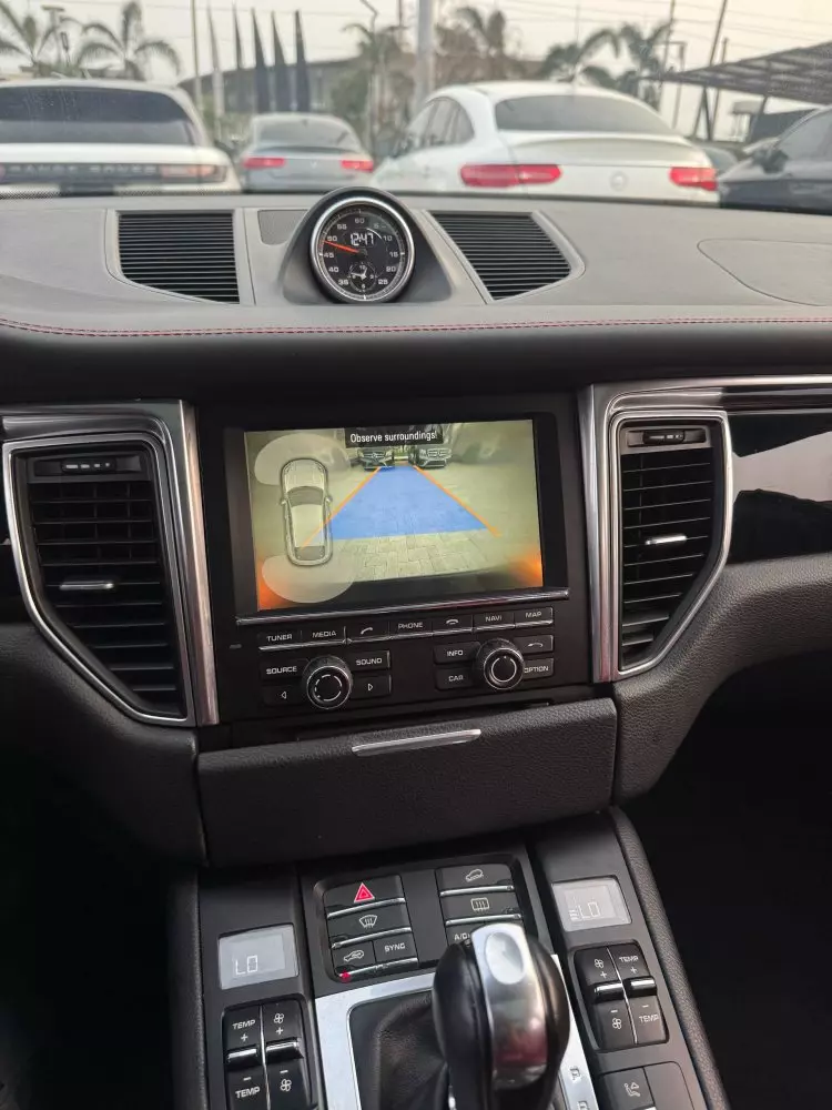 PORSCHE Macan