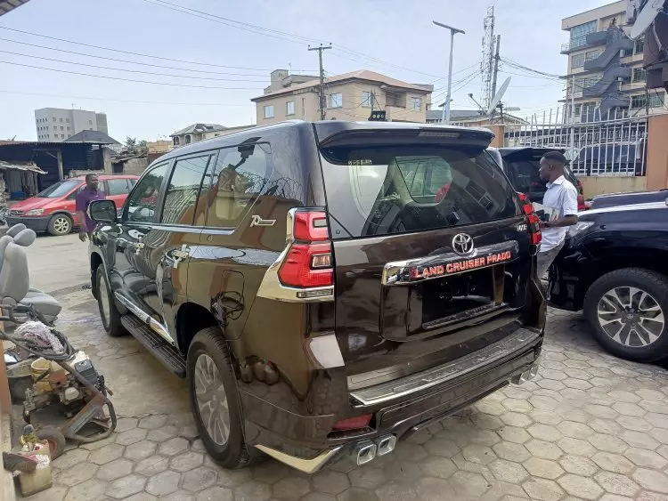 Toyota  Land Cruiser VXR V8