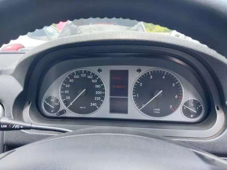 Mercedes-Benz B 180