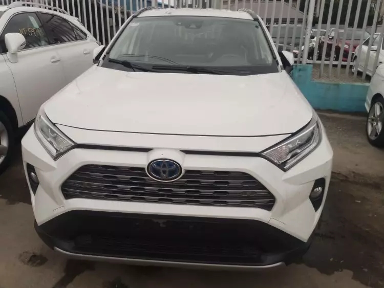 Toyota Rav 4 8AT 2.5l (Adventure Grade)