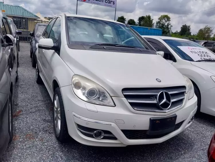 Mercedes-Benz B 180