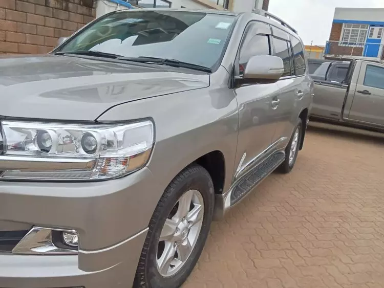 Toyota Landcruiser  V8