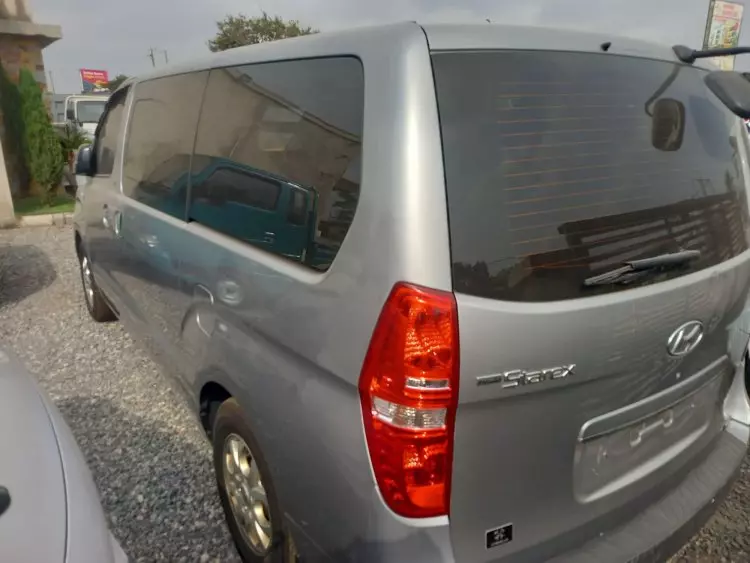 Hyundai H-1 Starex