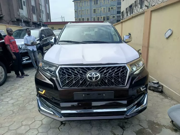 Toyota  Land Cruiser VXR V8