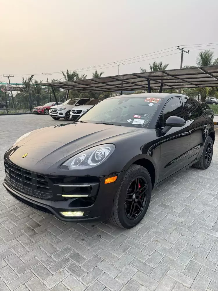 PORSCHE Macan