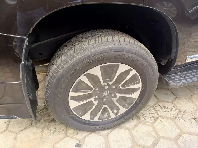 Toyota  Land Cruiser VXR V8