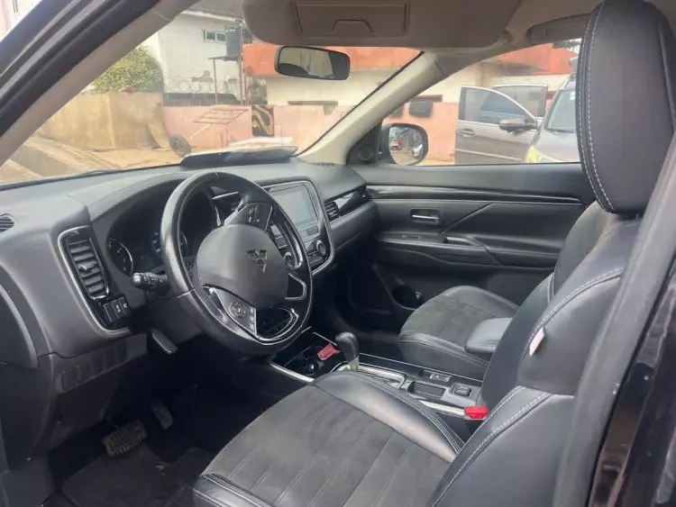 Mitsubishi OUTLANDER