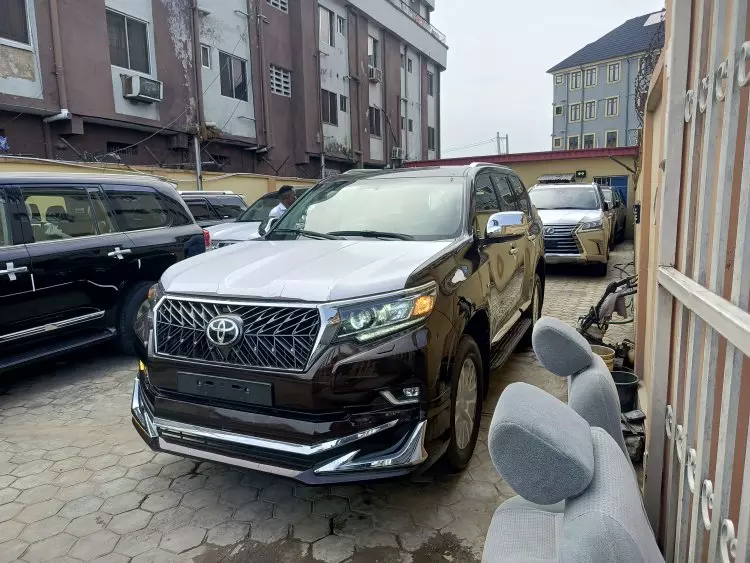 Toyota  Land Cruiser VXR V8