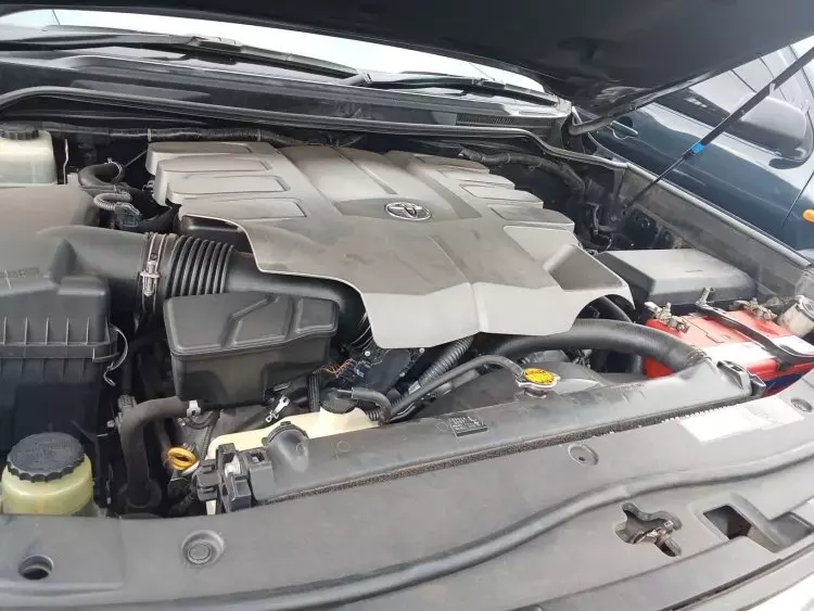 Toyota Land Cruiser V8