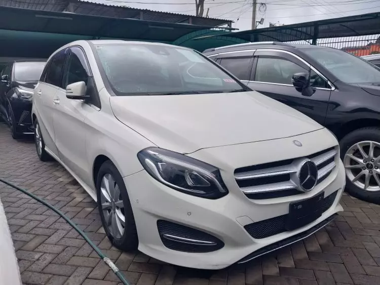 Mercedes-Benz B 180