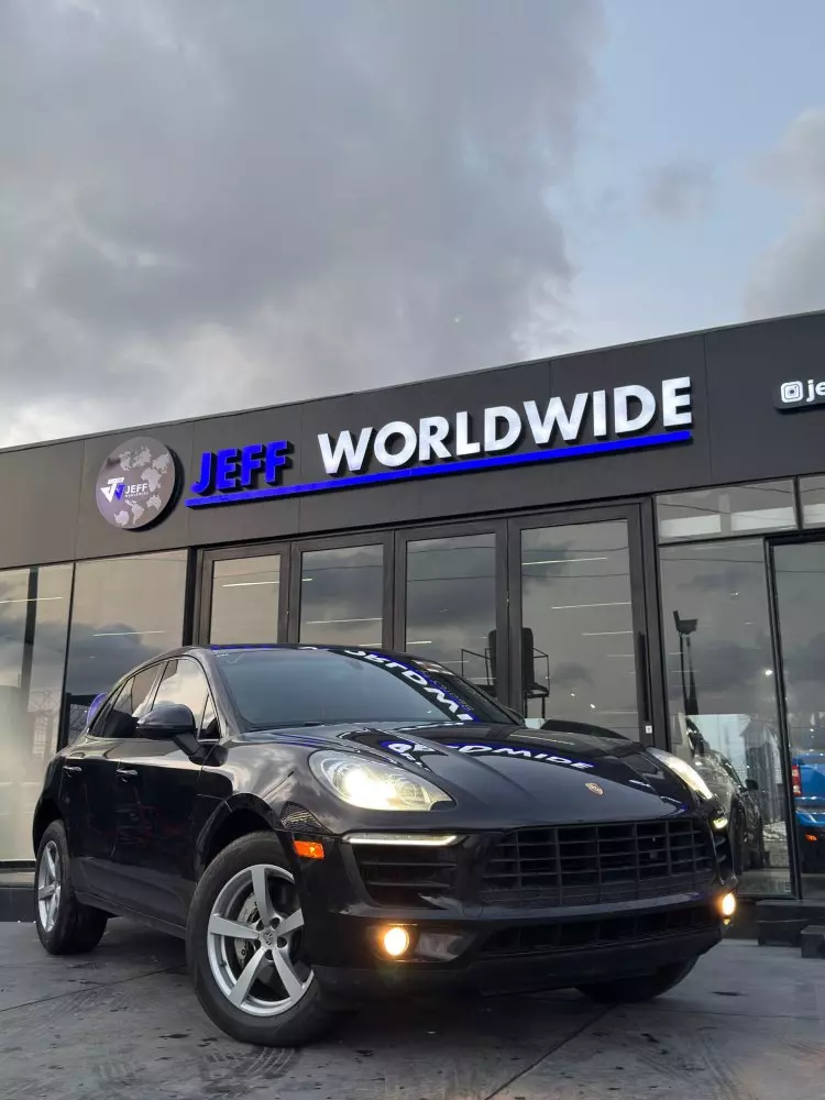 PORSCHE Macan