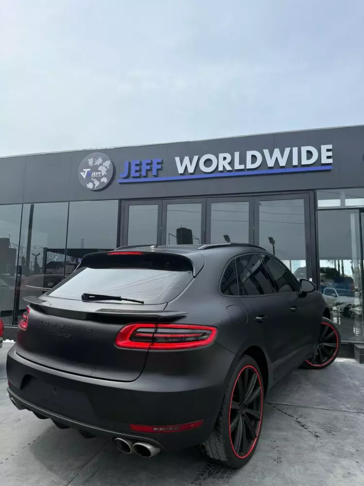PORSCHE Macan