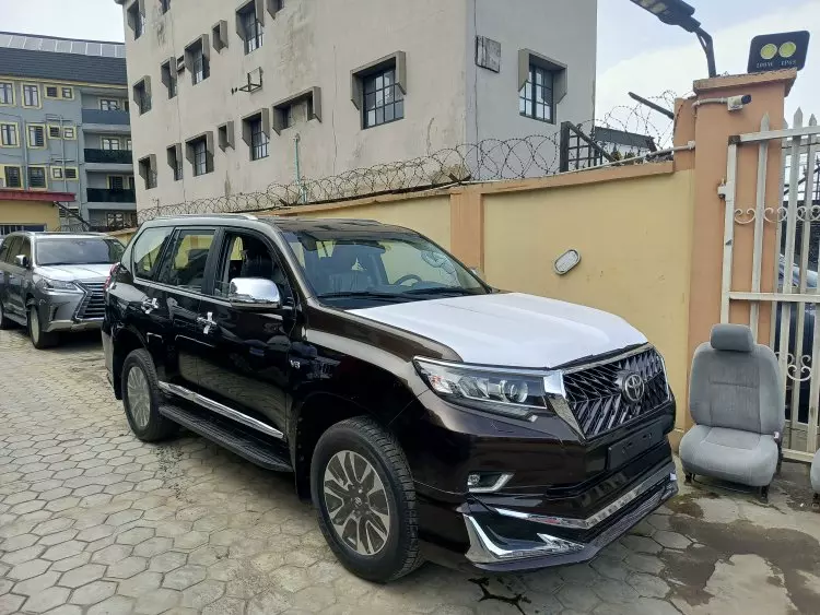 Toyota  Land Cruiser VXR V8