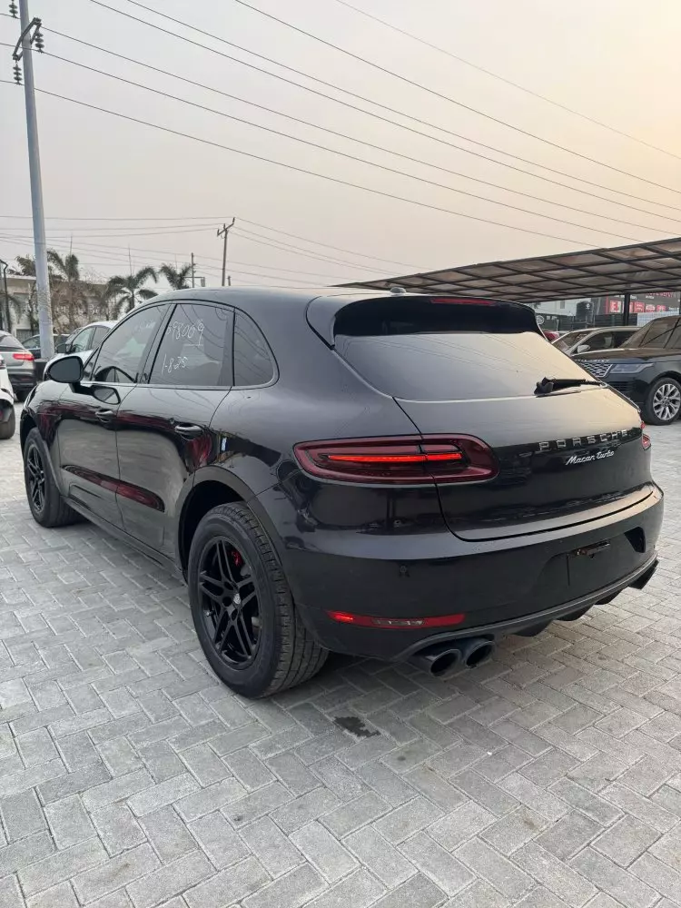 PORSCHE Macan