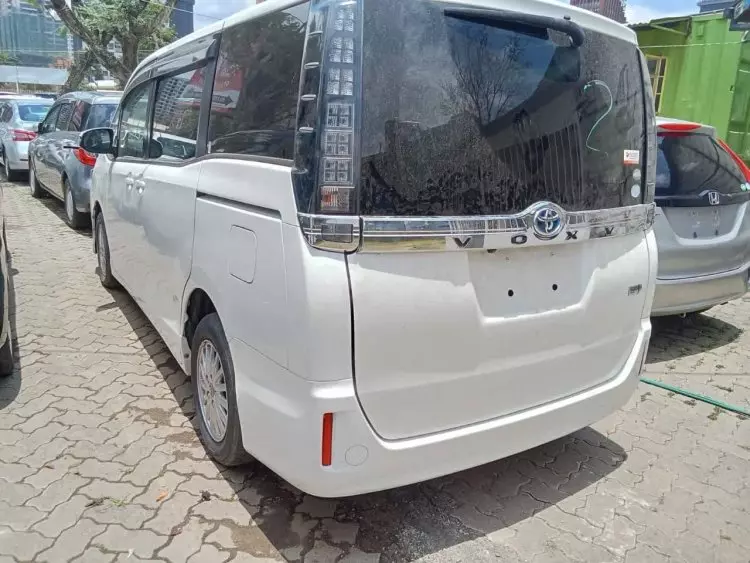 Toyota Voxy Hybrid