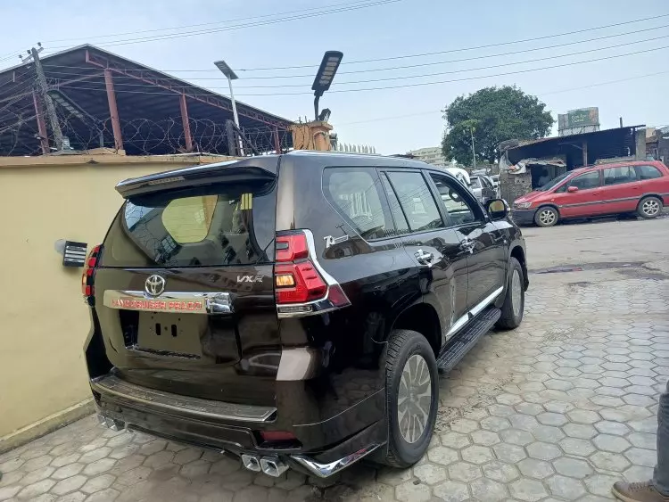 Toyota  Land Cruiser VXR V8