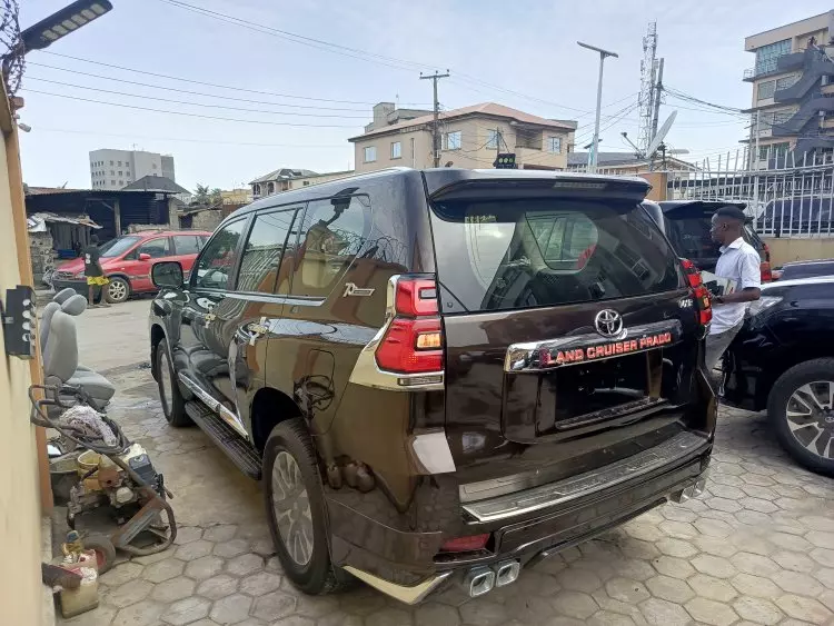 Toyota  Land Cruiser VXR V8