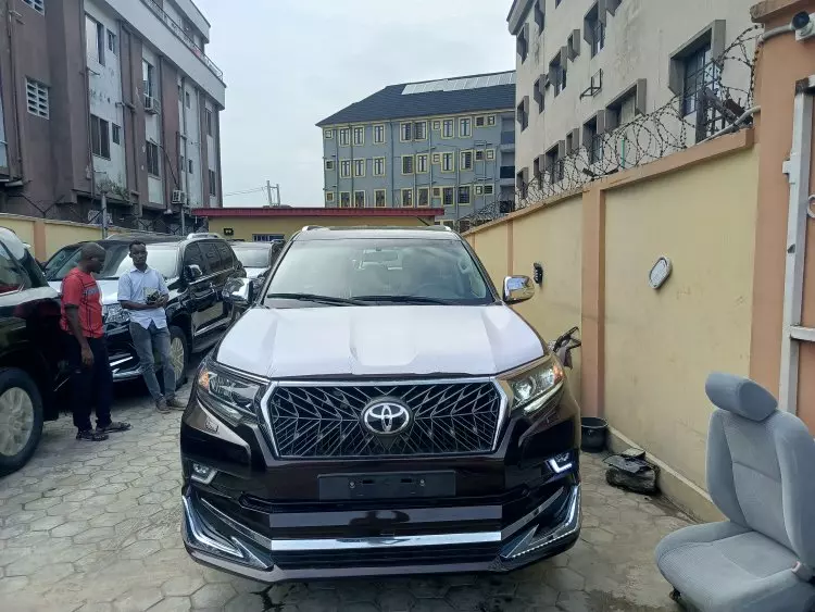 Toyota  Land Cruiser VXR V8